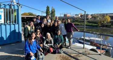 Estudiantes de la UNSO visitaron el Riachuelo y su sistema de Limpieza de Espejo de Agua