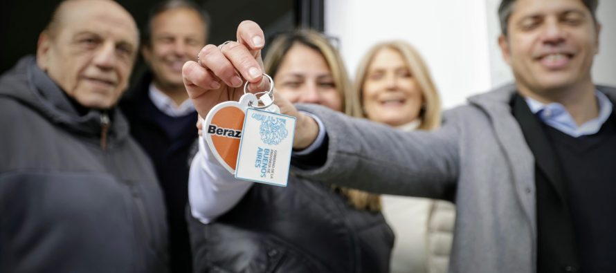 Kicillof y Magario entregaron 110 viviendas a familias de Berazategui