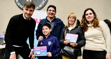 Martín Marinucci y Lucas Ghi entregaron Pases Libres a vecinos de Morón