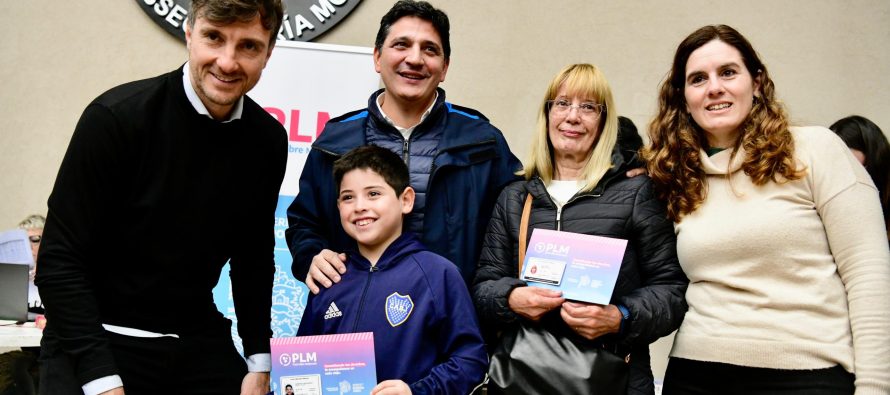 Martín Marinucci y Lucas Ghi entregaron Pases Libres a vecinos de Morón
