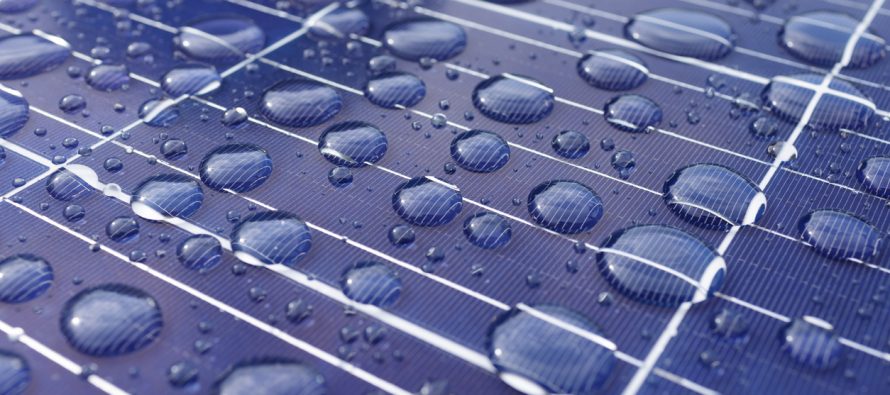 Energías renovables: crean celdas solares que generan electricidad con la lluvia