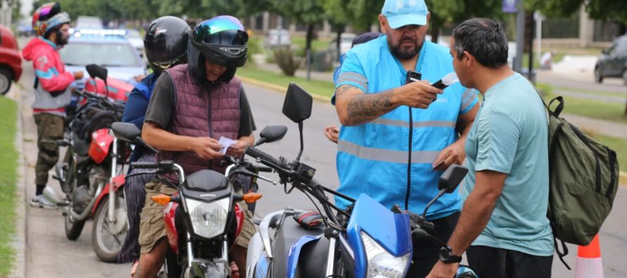 Controles viales y entrega de cascos en Malvinas Argentinas