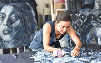 Unicenter presenta la obra de Deniz Sağdıç, la artista turca que transforma residuos en arte