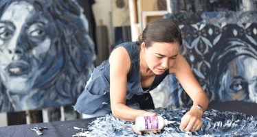 Unicenter presenta la obra de Deniz Sağdıç, la artista turca que transforma residuos en arte