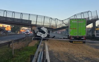Un camión chocó contra un puente peatonal en la Panamericana y lo derrumbó: está cortada la Ruta 9