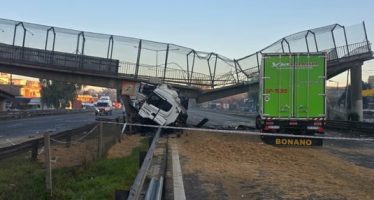 Un camión chocó contra un puente peatonal en la Panamericana y lo derrumbó: está cortada la Ruta 9