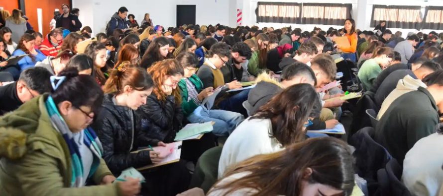 Más de 7.000 profesionales de la salud rinden el nuevo examen de residencias bonaerenses bajo un control antibloqueo