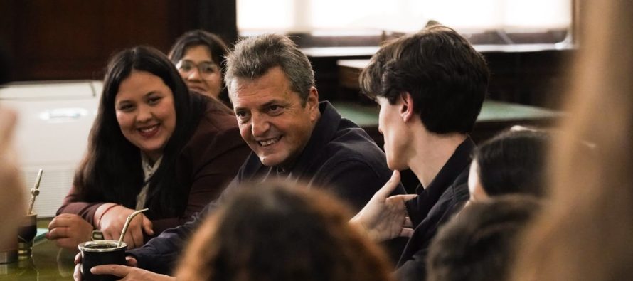 Massa se reunió con jóvenes en la Facultad de Derecho de la UBA