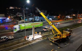 Operativo nocturno en el Ramal Campana: montan la estructura principal de la nueva pasarela peatonal en el km 49,650