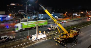 Operativo nocturno en el Ramal Campana: montan la estructura principal de la nueva pasarela peatonal en el km 49,650