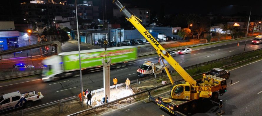 Operativo nocturno en el Ramal Campana: montan la estructura principal de la nueva pasarela peatonal en el km 49,650