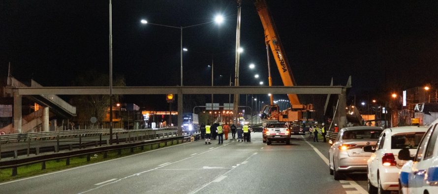 Ramal Campana Km. 49,650: ya se instalaron las dos vigas principales de la nueva pasarela peatonal